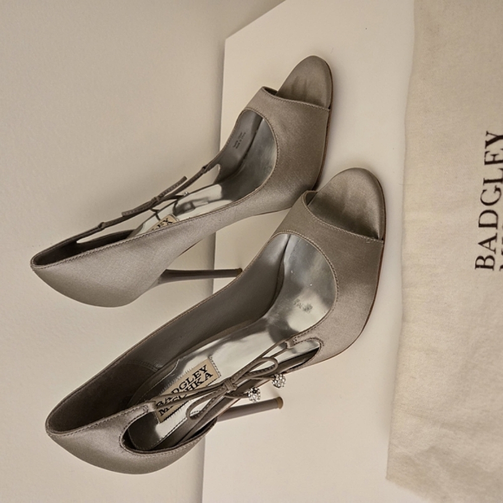 Badgley Mischka Women's Gray Peep Toe Heels